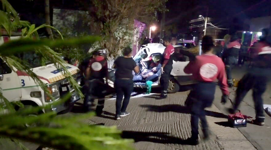 ¡Muere prensado! Impacta su auto contra árbol en Mexicápam