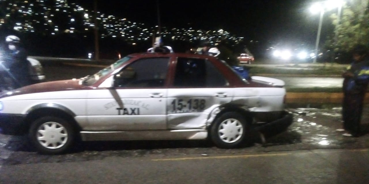 Camioneta embiste a taxi foráneo en el periférico de Oaxaca | El Imparcial de Oaxaca