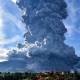 Video: Volcán Sinabung en Indonesia lanza columna de ceniza de más de 7 kilómetros