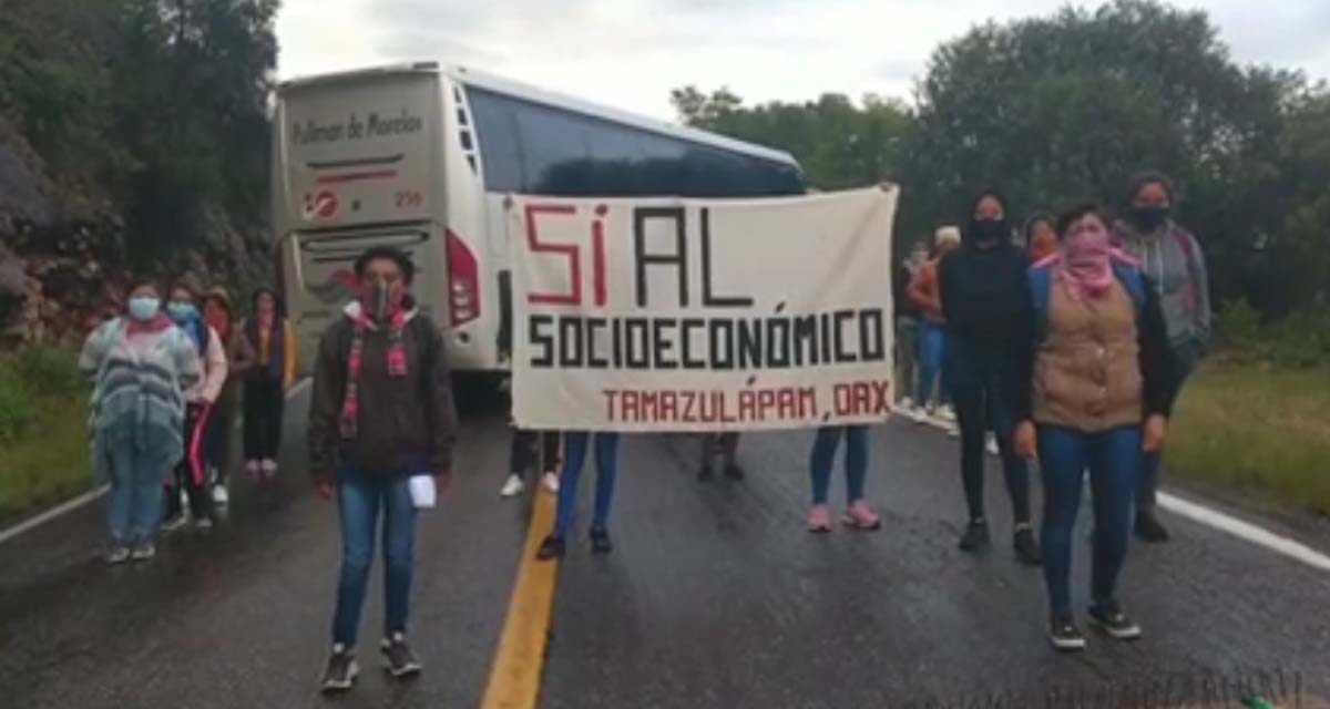 Bloquean carretera de Huajuapan, normalistas de Tamazulápam del Progreso, Oaxaca | El Imparcial de Oaxaca