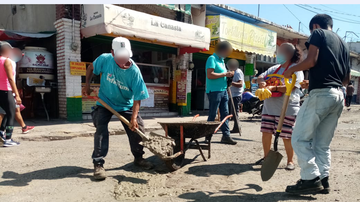 Ciudadanos de Salina Cruz se unen para reparar vía pública