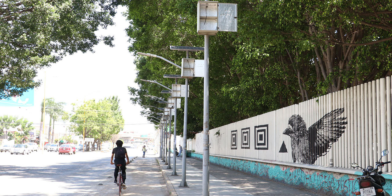 Alumbrado público en Av. Universidad en el abandono | El Imparcial de Oaxaca