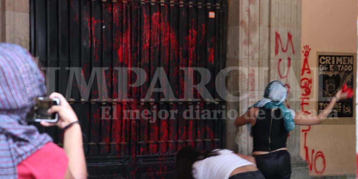 Con mitin y pintas trascurre protesta en el Zócalo
