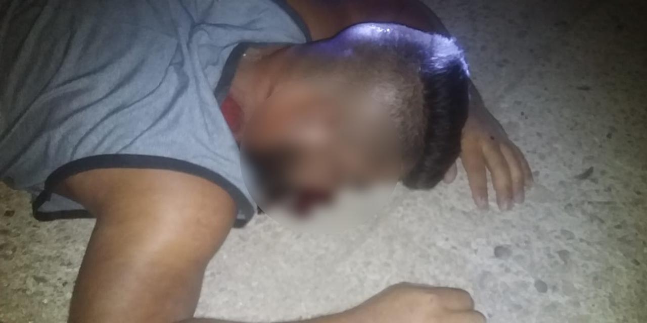 Motociclista derrapa y muere en Juchitán