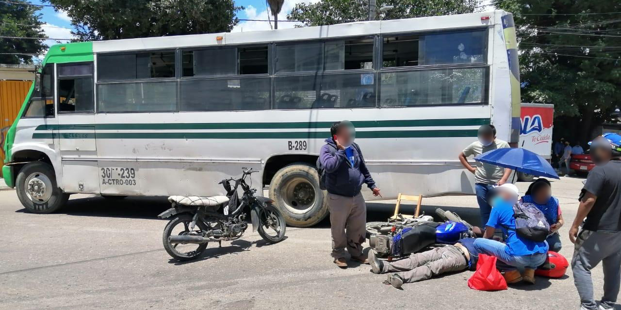 Motociclista choca contra autobús en San Martín Mexicápam | El Imparcial de Oaxaca