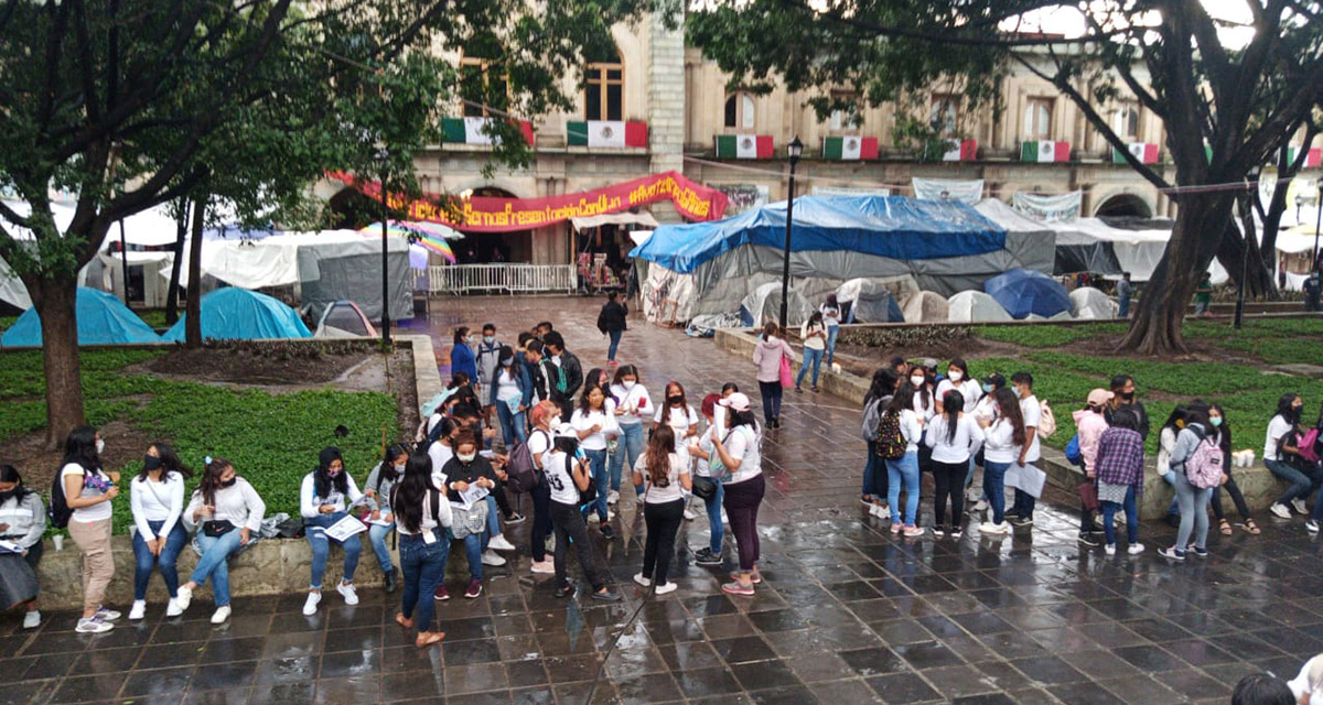 “Enfría” lluvia protesta de normalistas por 43 | El Imparcial de Oaxaca