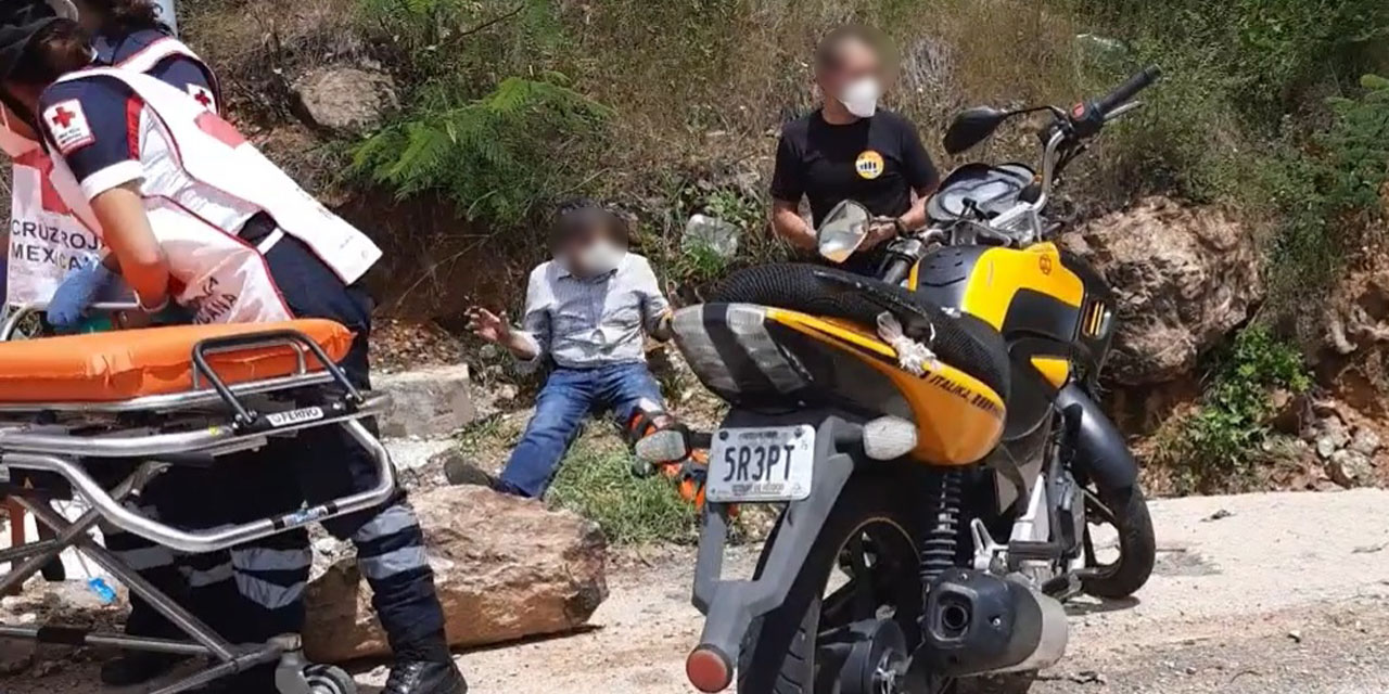 Motociclista derrapa por esquivar un bache | El Imparcial de Oaxaca