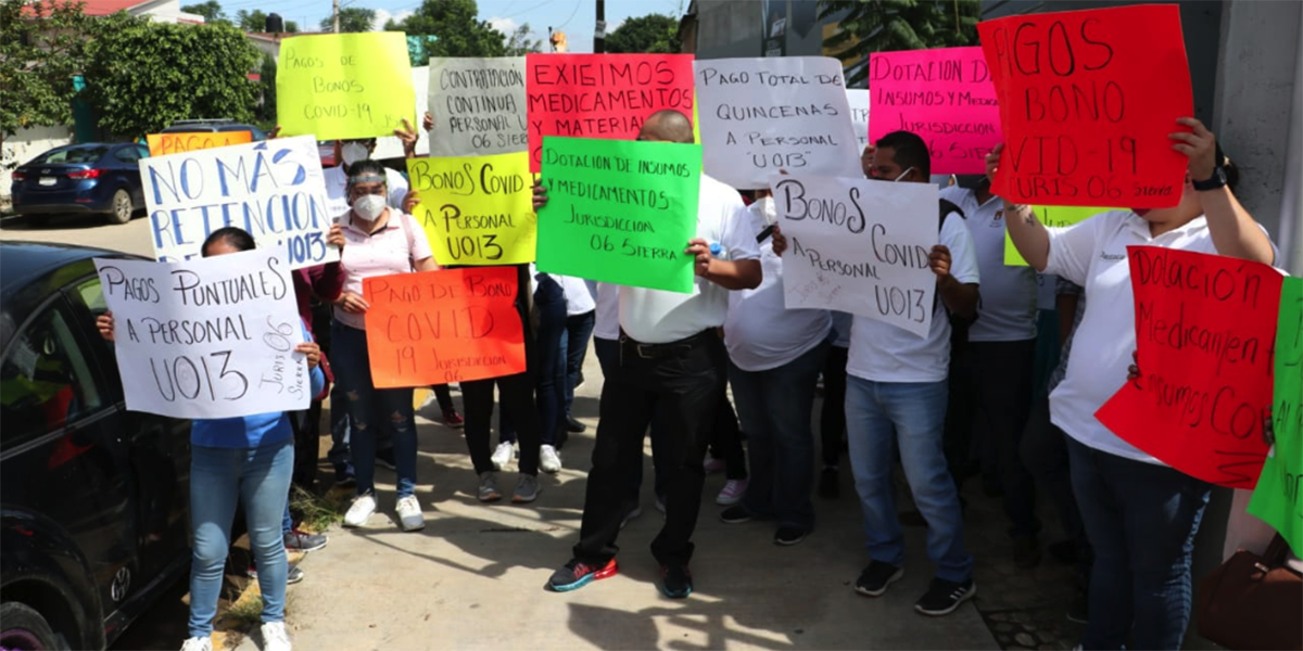 Protestan trabajadores del sector salud en Oaxaca