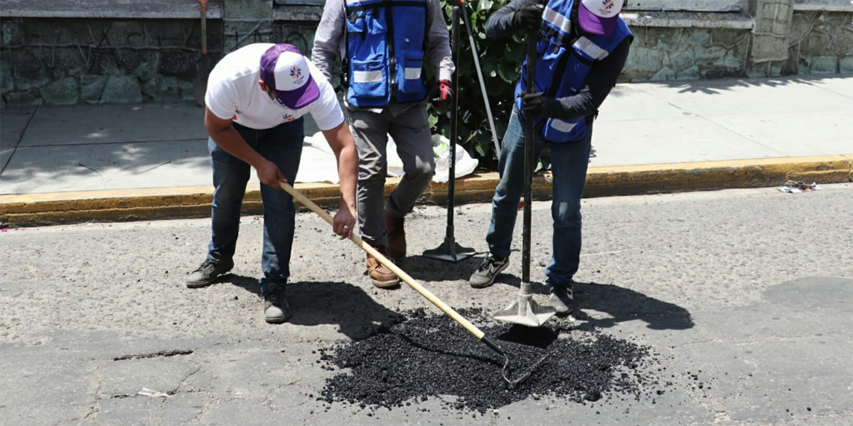Asociación civil continúa con bacheos en la capital de Oaxaca
