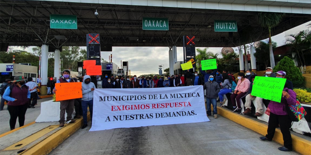 Autoridades Mixtecas toman caseta de Huitzo