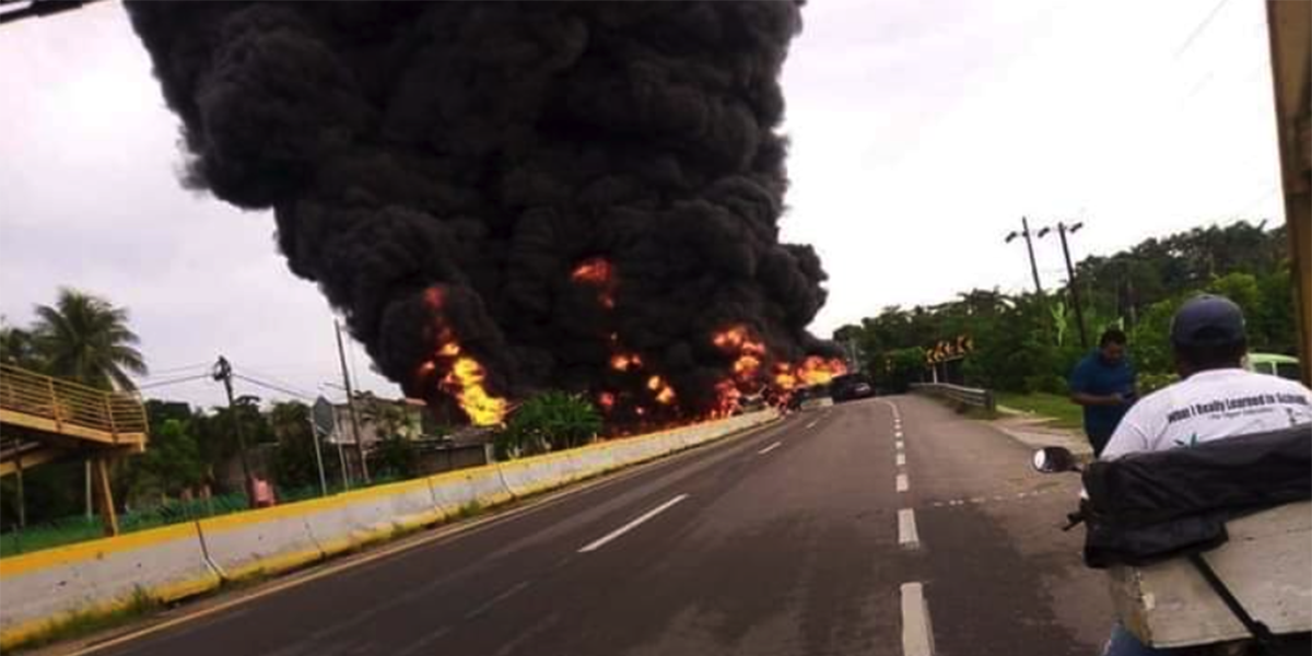 Explota pipa que transportaba combustible en Tabasco
