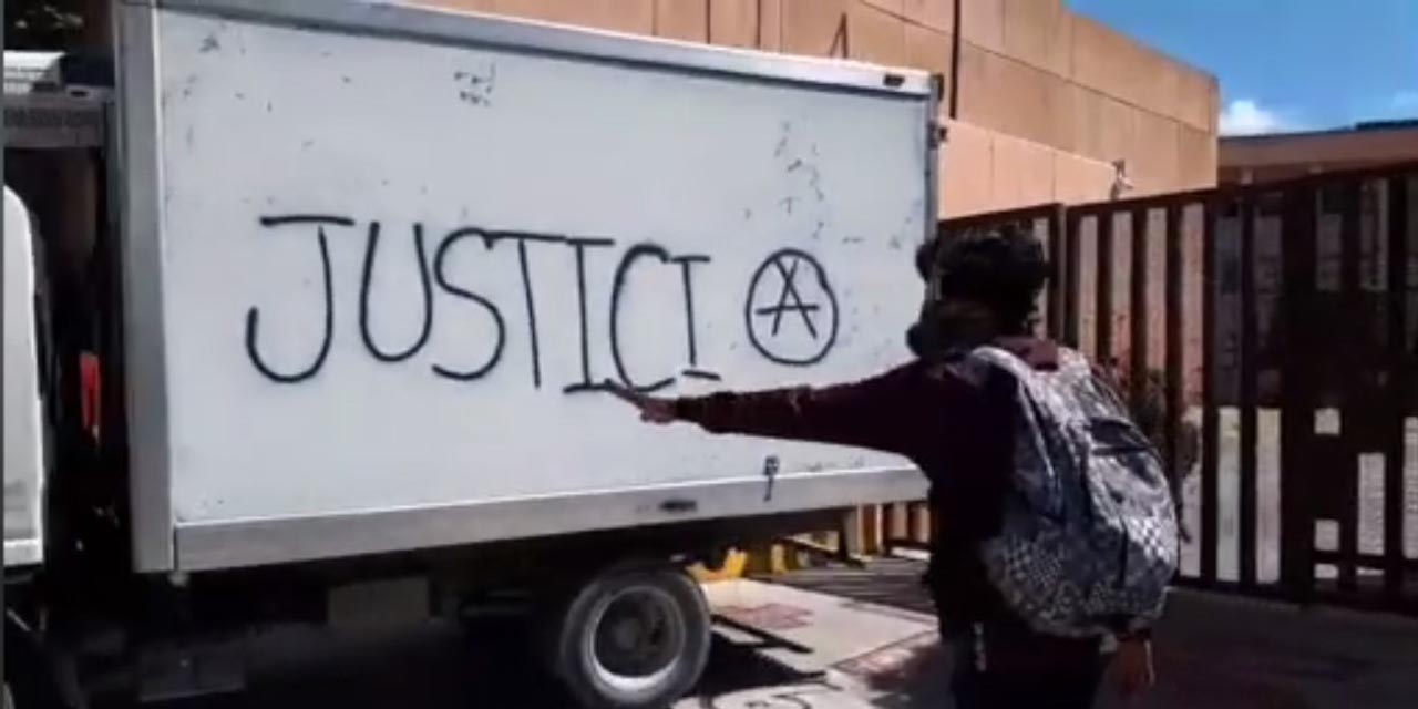 Video: Normalistas de Ayotzinapa vandalizan Congreso de Guerrero | El Imparcial de Oaxaca