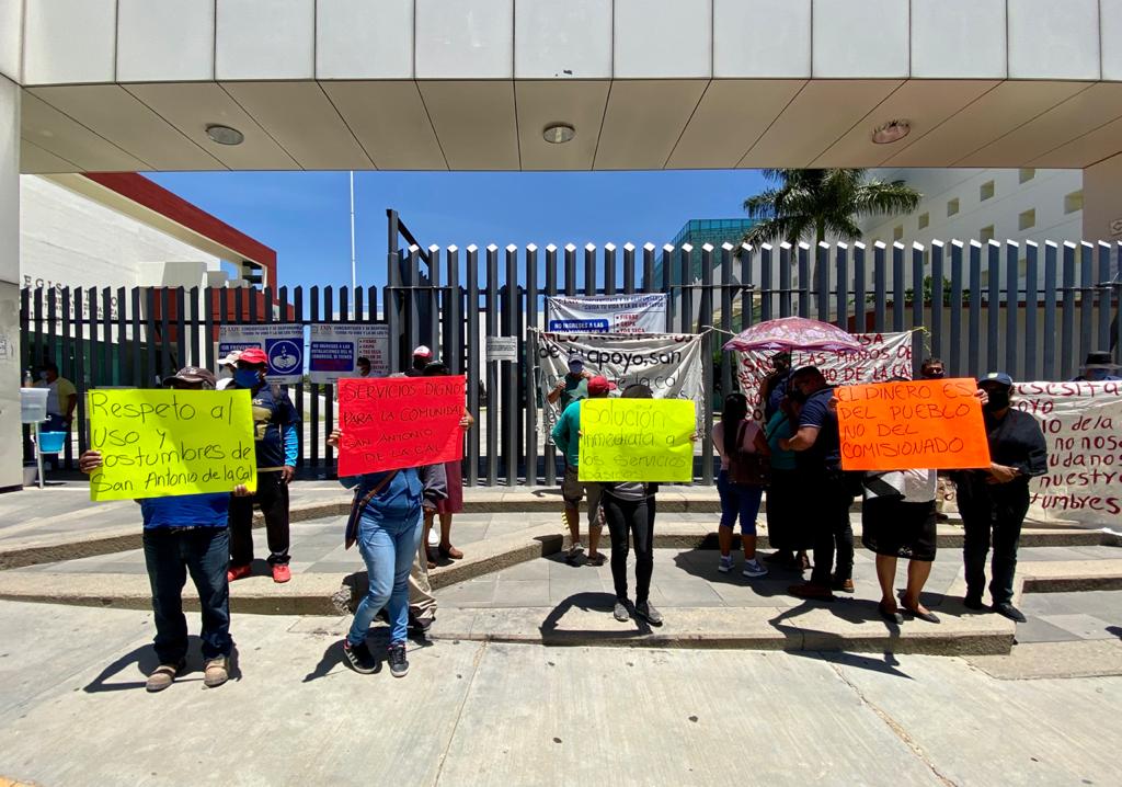 Protestan habitantes de San Antonio de la Cal en el Congreso | El Imparcial de Oaxaca