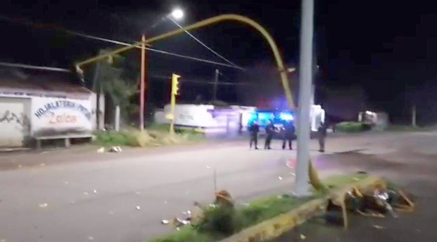 Ebrio conductor tumba poste y semáforo en Huajuapan | El Imparcial de Oaxaca