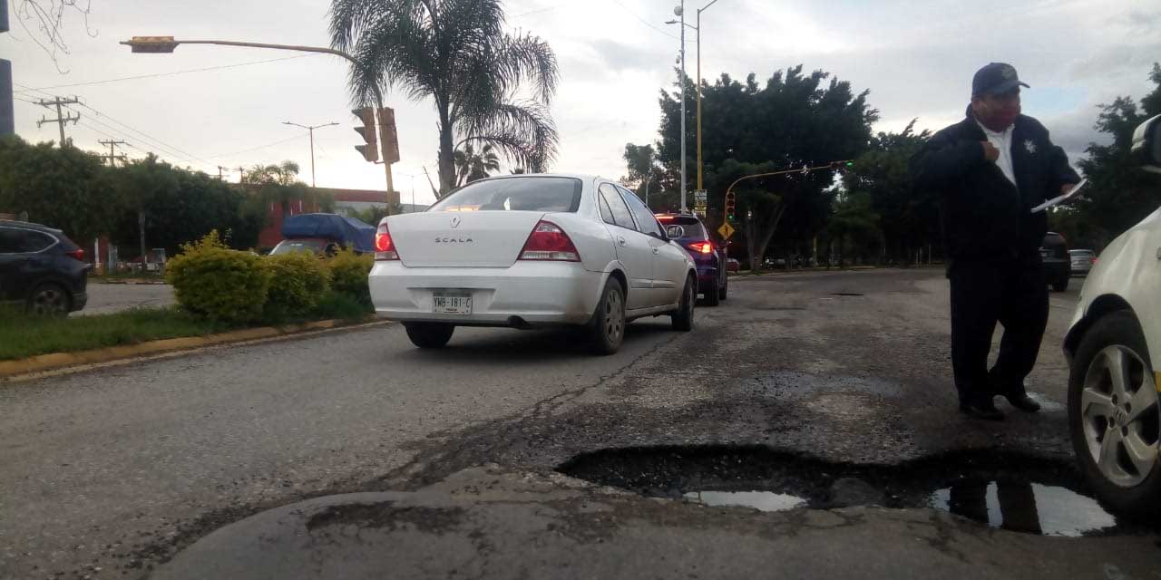 Baches ocasionan choque en Avenida Universidad