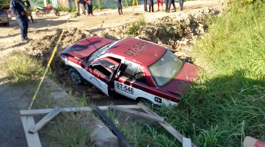 Taxi vuelca en zanja en Ánimas Trujano