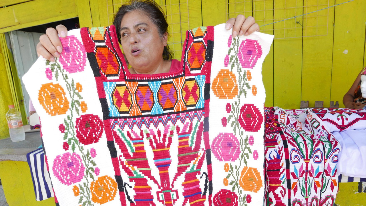 Martes de tianguis de textiles en línea, un apoyo para artesanas oaxaqueñas