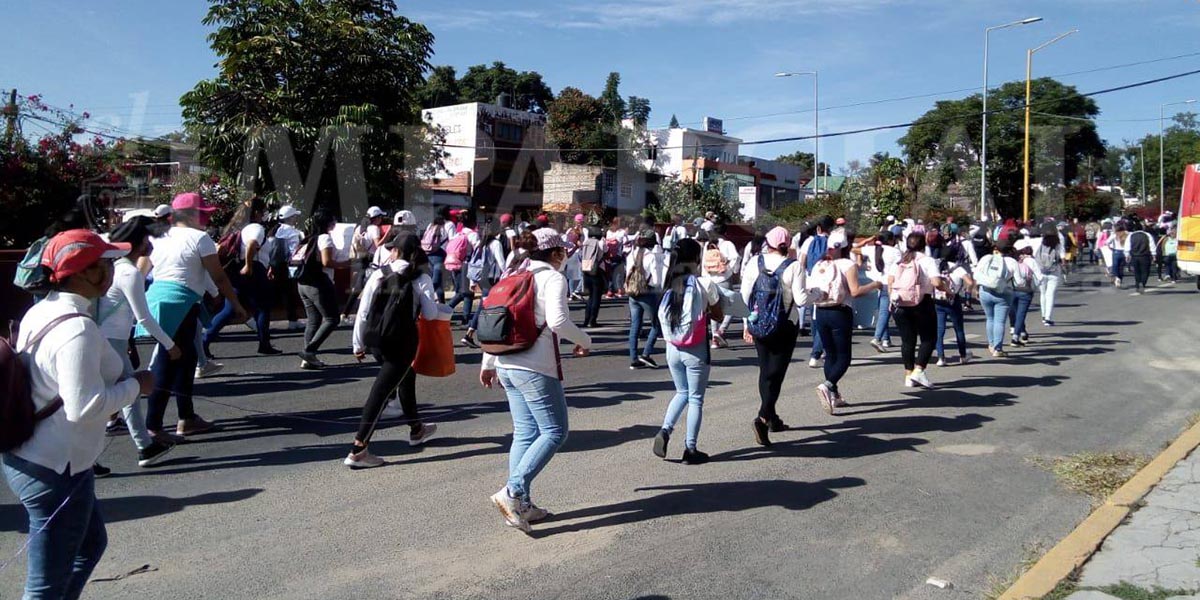 Marchan normalistas en Oaxaca