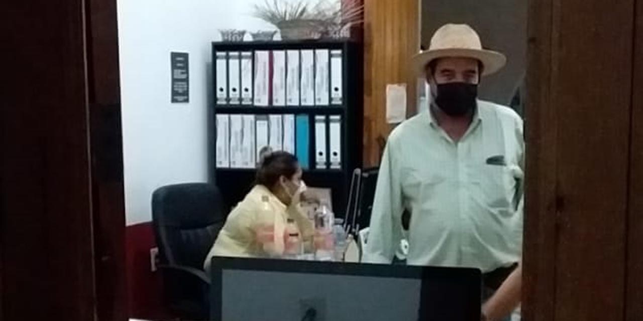 Retienen a presidenta de Tezoatlán por adeudo a trabajadores