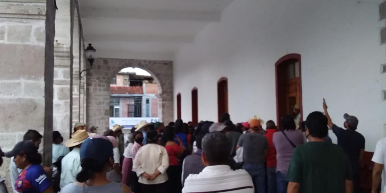 Retienen a presidenta de Tezoatlán por adeudo a trabajadores