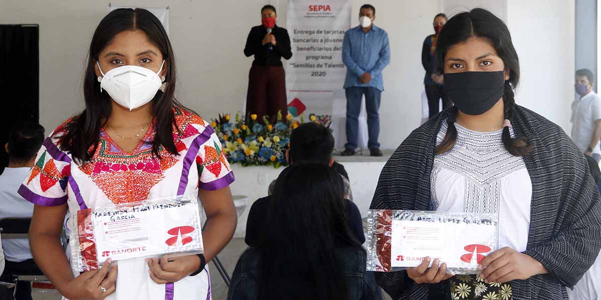 Estudiantes reciben reconocimientos por el programa “Semillas de talento 2020”