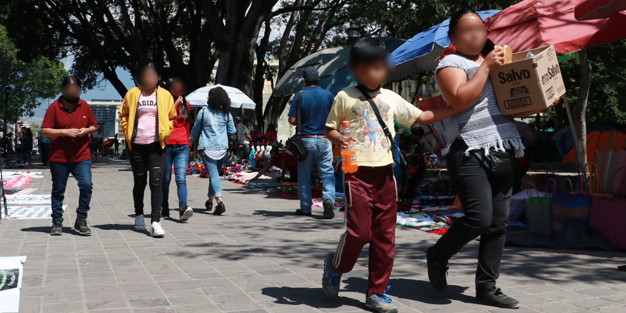 Feria y ambulantes invaden el Zócalo de Oaxaca