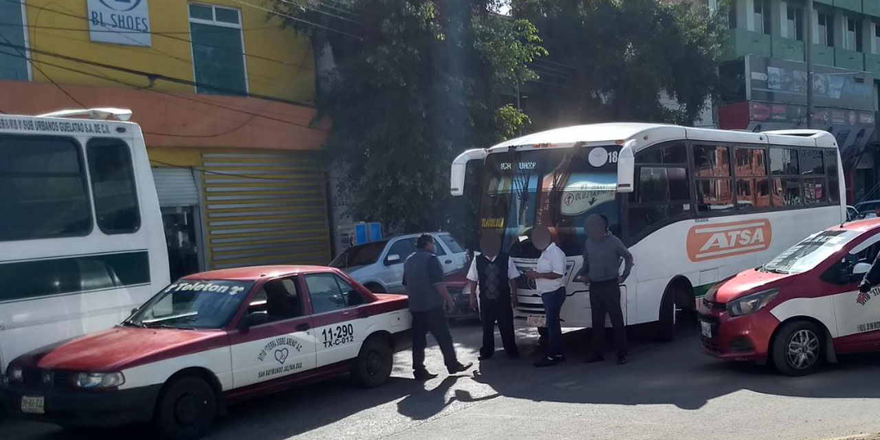 Choque entre camión y taxi en el Periférico de Oaxaca solo deja daños materiales | El Imparcial de Oaxaca