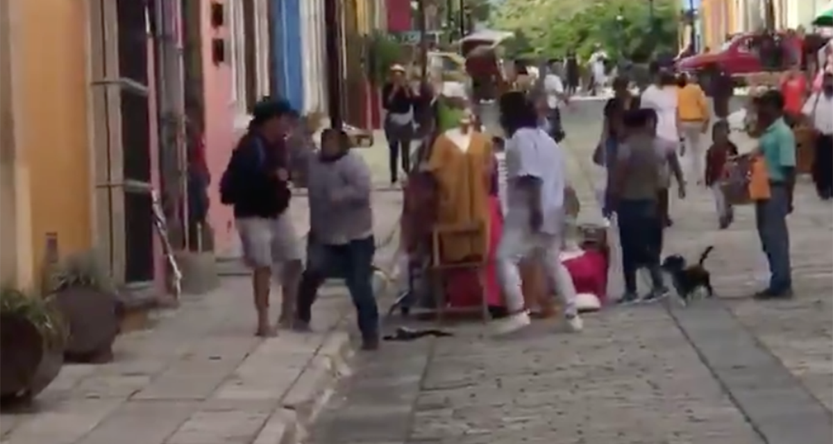 Ambulantes protagonizan pleito en el andador turístico de Oaxaca | El Imparcial de Oaxaca