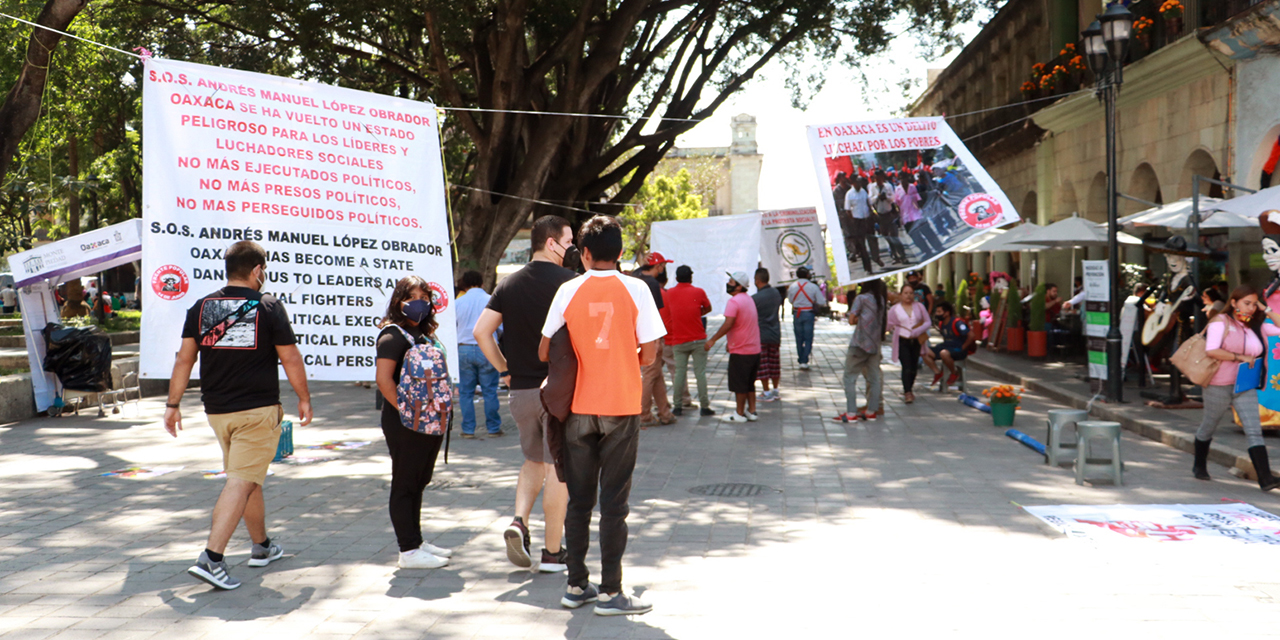 Feria y ambulantes invaden el Zócalo de Oaxaca