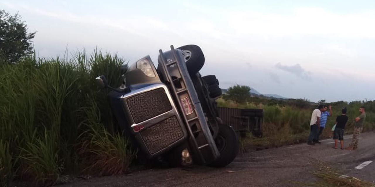 Vuelca tráiler en la carretera federal 200; el conductor se quedó dormido | El Imparcial de Oaxaca