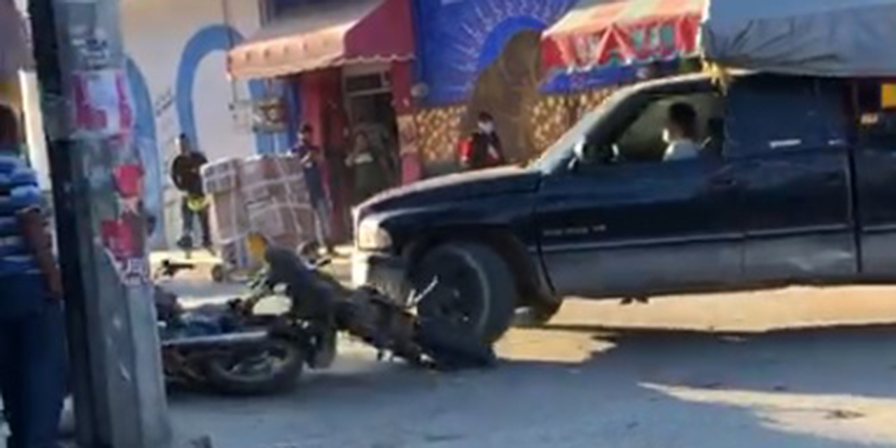Conductor ebrio embiste motocicletas en Miahuatlán