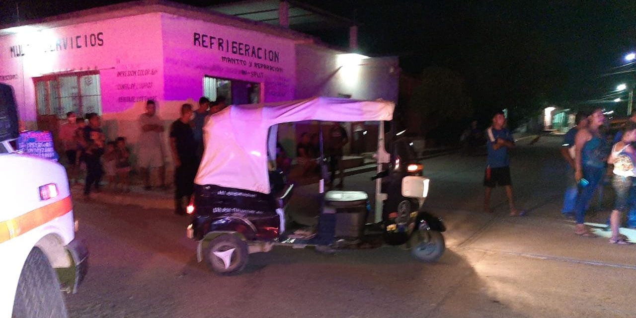 Choca a mototaxi en Tehuantepec y huye; hay tres lesionados