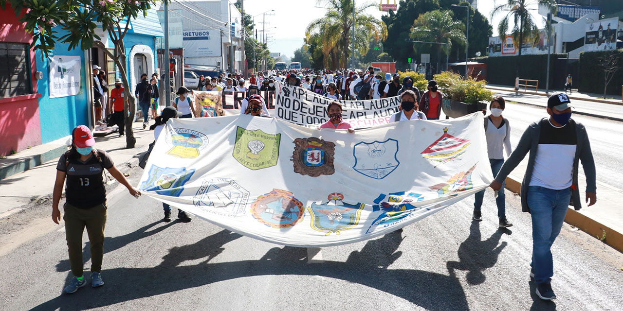Normalistas demandan respeto a acuerdos y auditoría a ENBIO | El Imparcial de Oaxaca