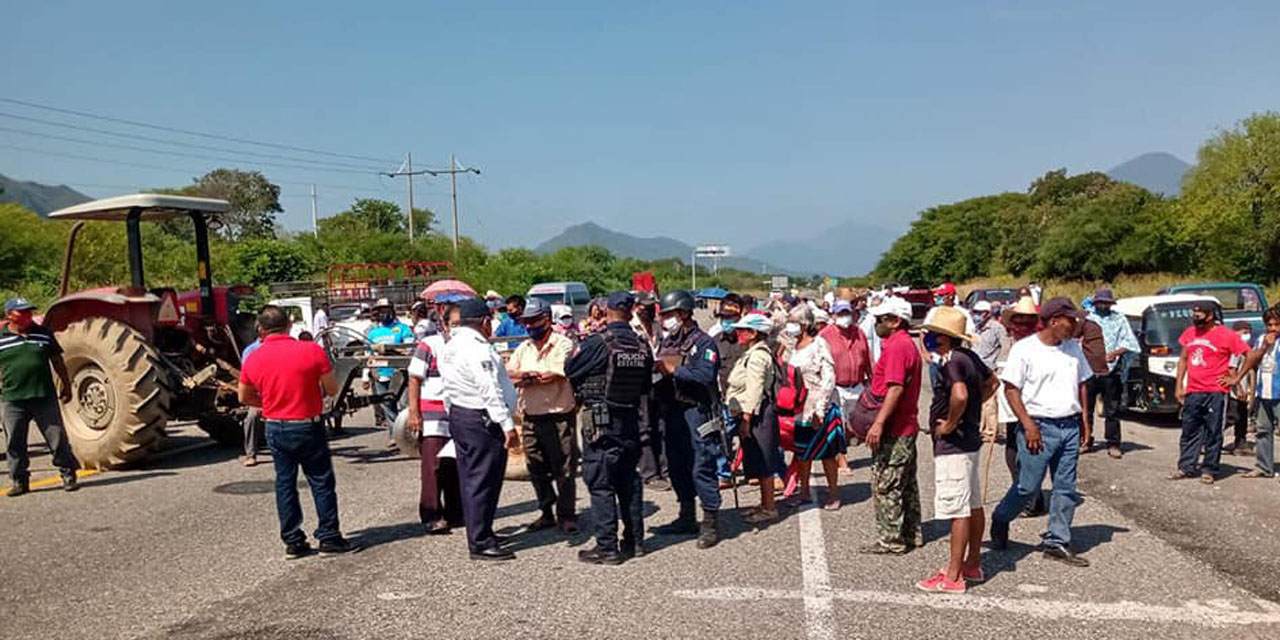 Organizaciones cierran carreteras de la Mixteca