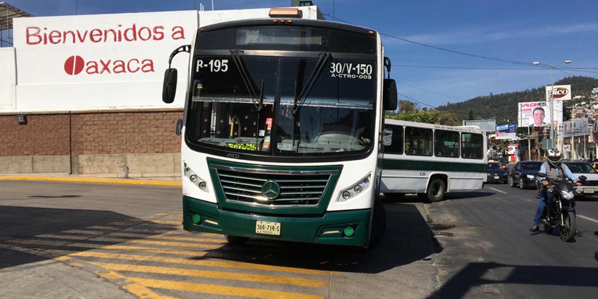 Normalistas bloquean accesos de la terminal ADO | El Imparcial de Oaxaca
