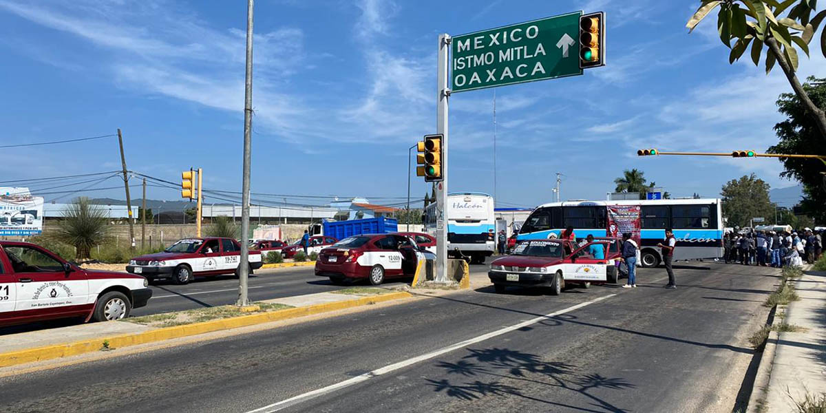 Instalan bloqueo en crucero del aeropuerto | El Imparcial de Oaxaca