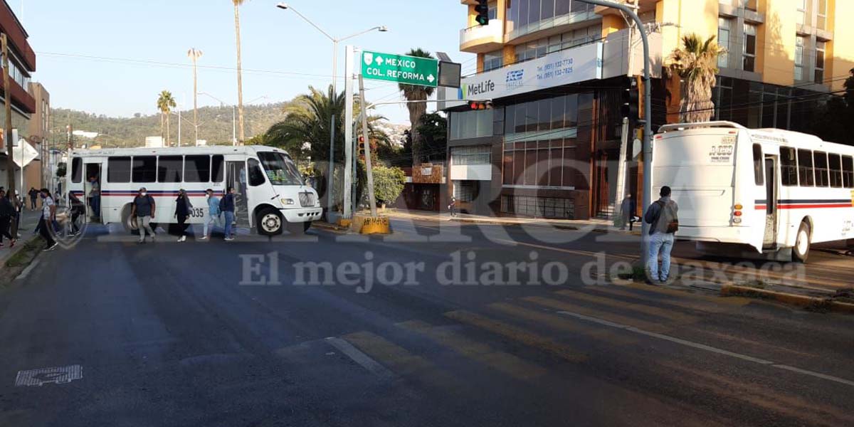 Normalistas realizan bloqueo en Oaxaca