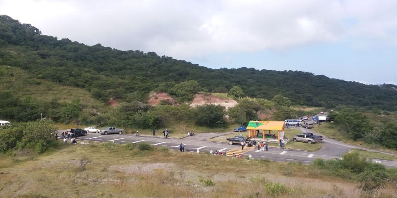 Organizaciones cierran carreteras de la Mixteca | El Imparcial de Oaxaca