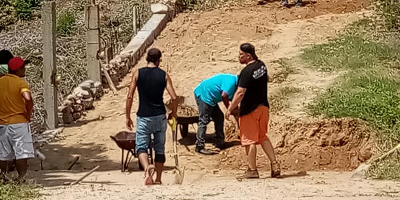 Vecinos de Salina Cruz se organizan para mejorar su colonia