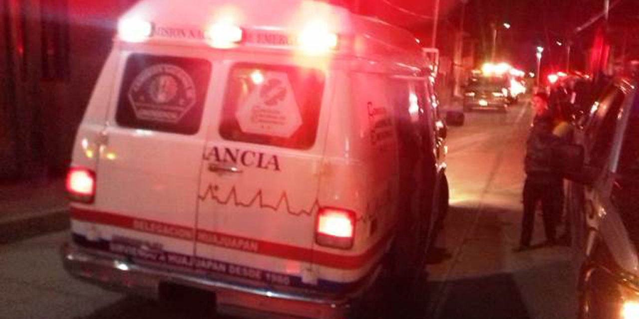 Auto cae a un barranco en Santa Cruz Mixtepec
