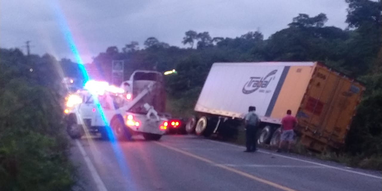 Fuerte choque en Salina Cruz deja 2 personas lesionadas