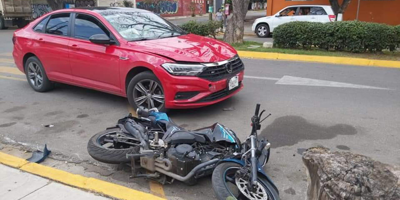Motociclista e hijo quedan heridos tras violento choque en la Reforma | El Imparcial de Oaxaca
