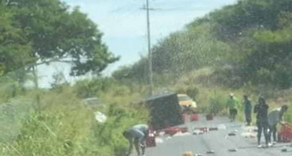 En Salina Cruz, vuelca camioneta  que transportaba  cajas de abarrotes