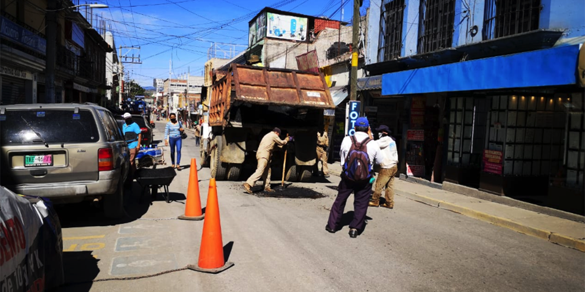 Fuga de agua y bacheo generan cierre de la calle Las Casas