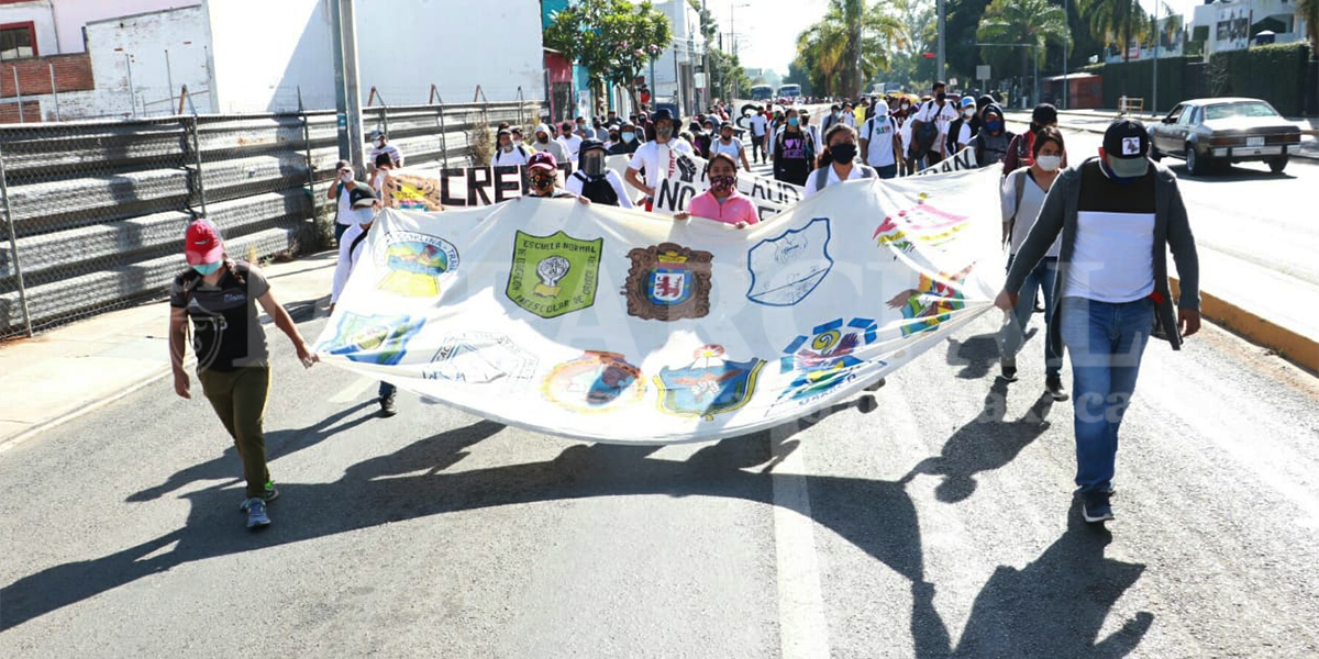 Marchan normalistas en Oaxaca