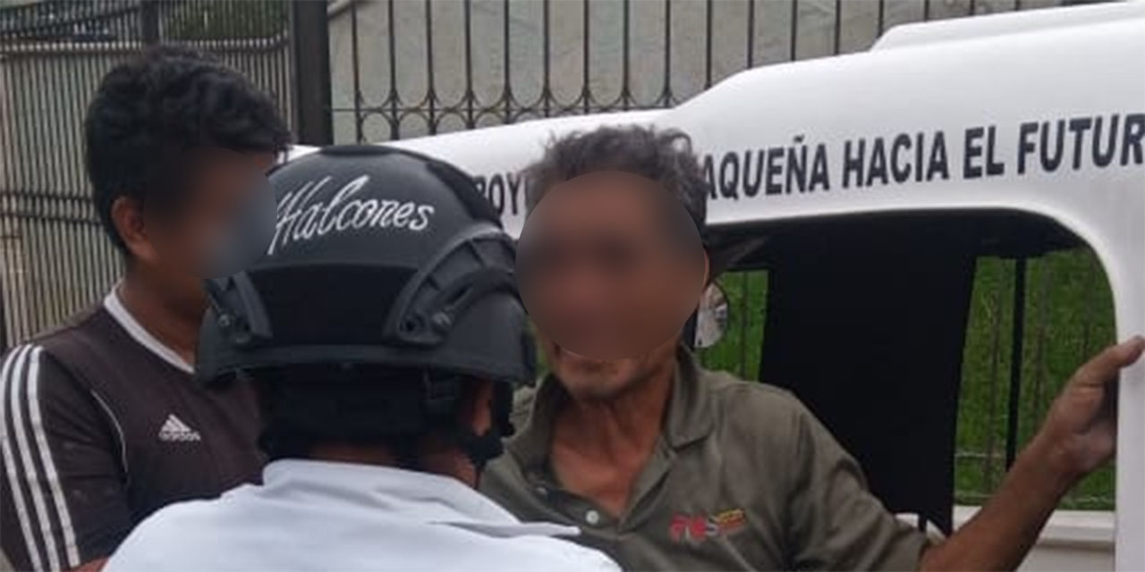 Auto cae a un barranco en Santa Cruz Mixtepec