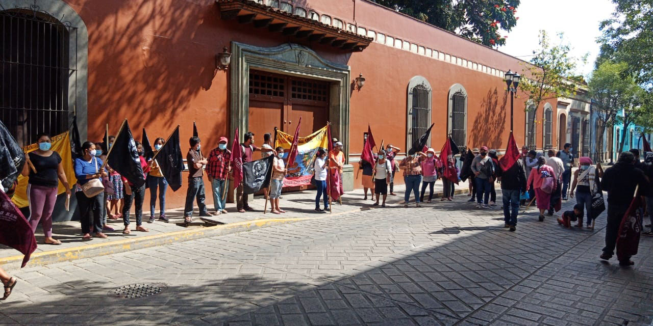 Marcha CIPO-RFM y bloquea acceso a Casa Oficial | El Imparcial de Oaxaca