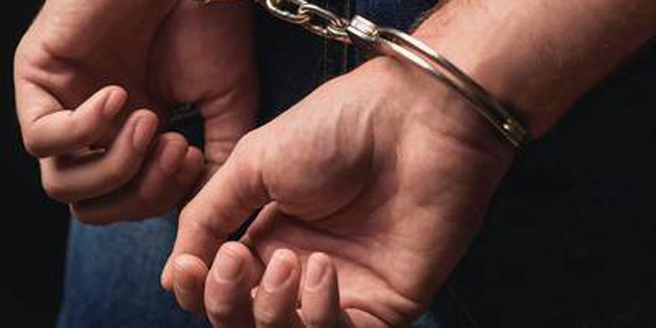 Detienen a un hombre robando un poste de alumbrado en Yolotepec