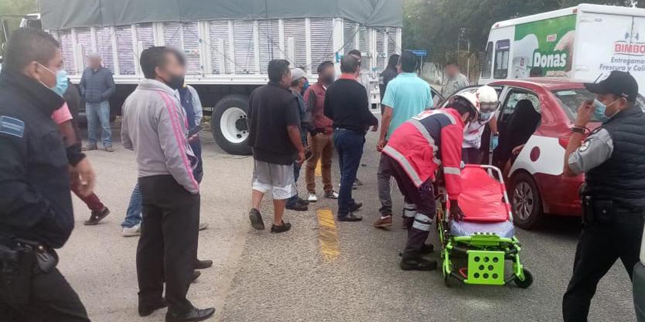 Taxista choca contra torton en San Pablo Etla