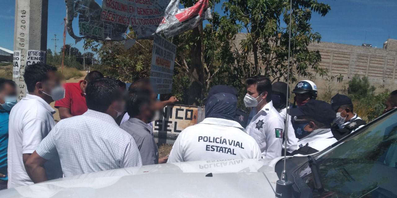 Detienen en Cacaotepec a 2 falsos policías viales